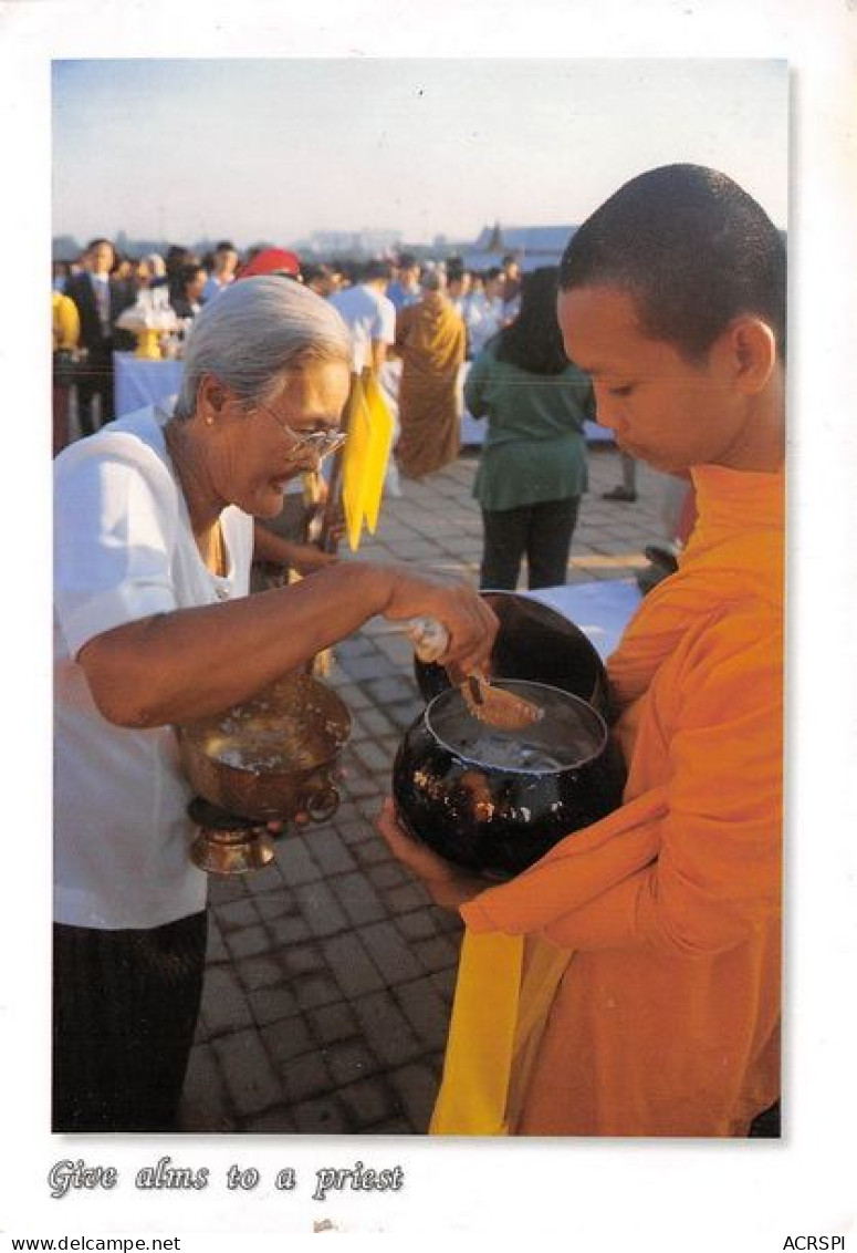 Give Alms To A Priest The Buddhists Is Giving Alms To The Monk THAILAND (SCAN RECTO VERSO)MA0083 - Tailandia