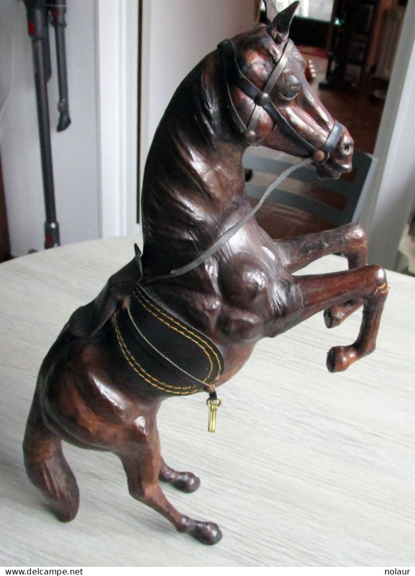 Cheval En Cuir - Tiere