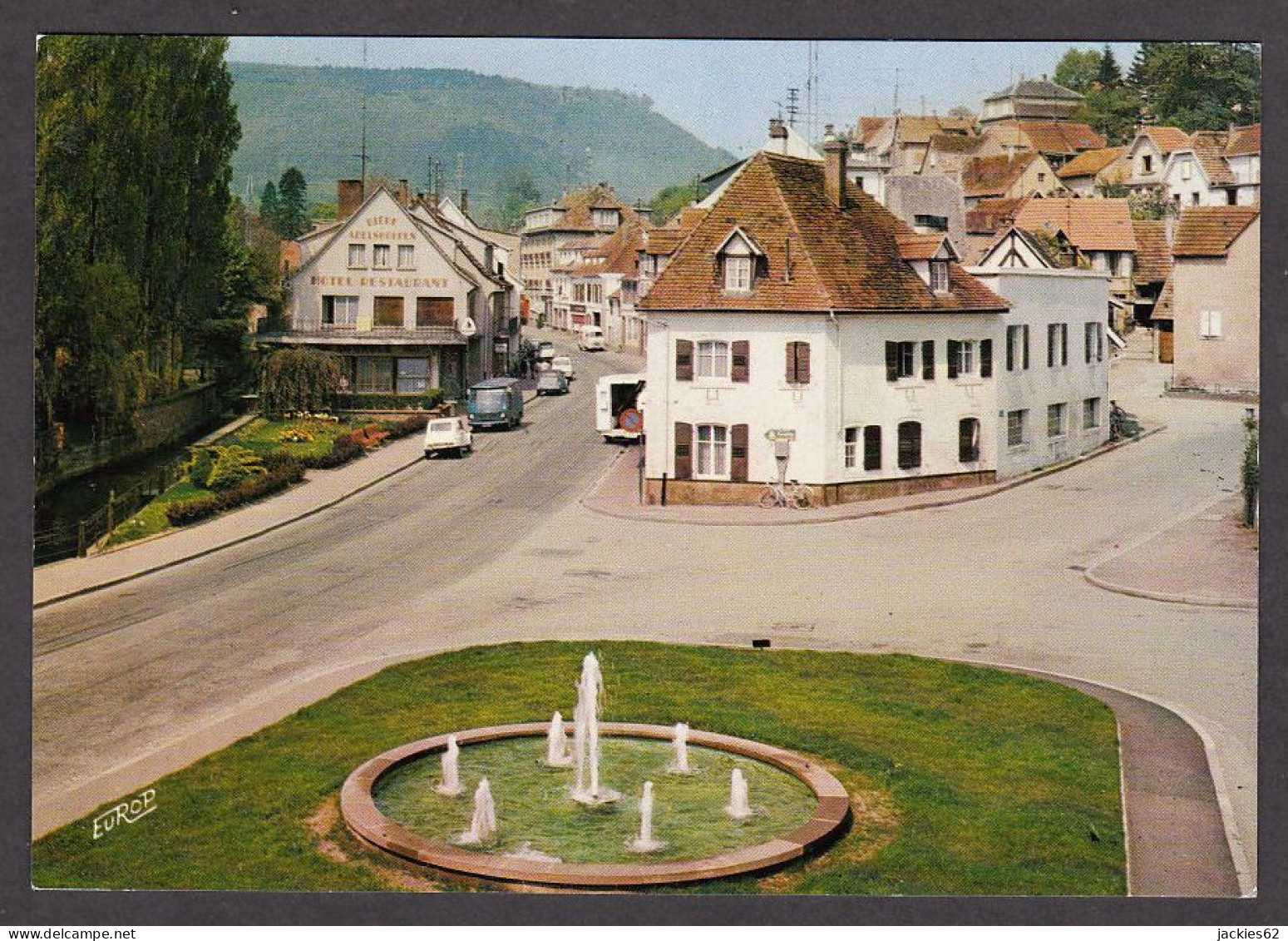 081215/ NIEDERBRONN-LES-BAINS, La Place Et L'Hôtel De Ville - Niederbronn Les Bains