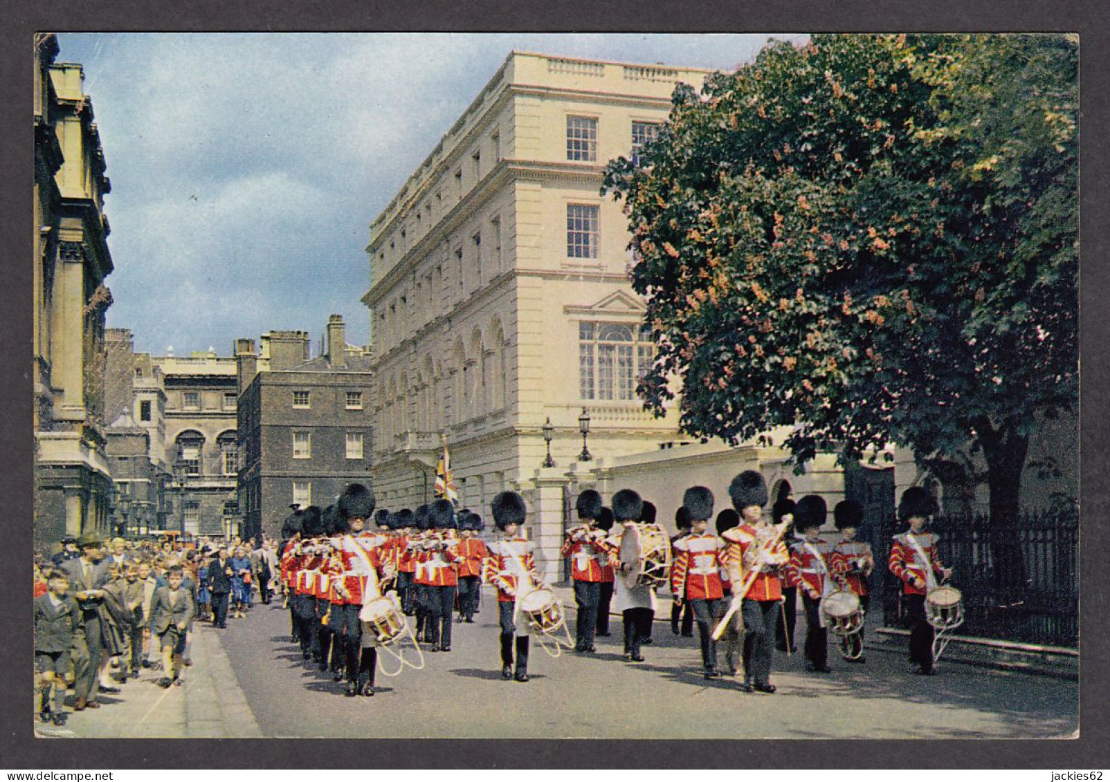 110979/ LONDON, St. James's Palace Detachment Of The Queen's Guard And The Irish Guards Marching To Buckingham Palace - Buckingham Palace