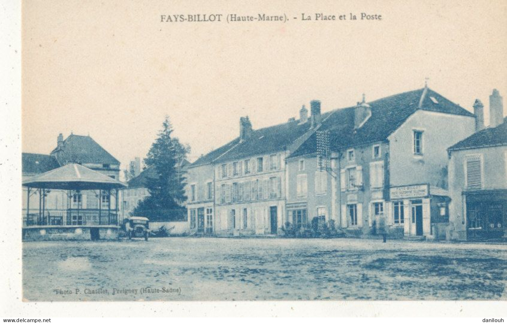 52 // FAYS BILLOT    La Place Et La Poste - Fayl-Billot