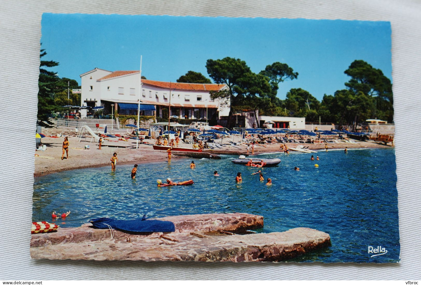 N311, Cpm, Boulouris, La Plage Et L'hôtel Le Toukan, Var 83 - Boulouris