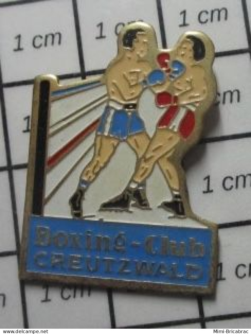 713c Pin's Pins / Beau Et Rare / SPORTS / BOXE BOXEURS BOXING CLUB CREUTZWALD - Boxe