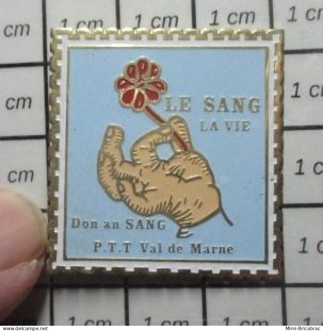 713c Pin's Pins / Beau Et Rare / POSTES / EN FORME DE TIMBRE-POSTE DON DU SANG PTT VAL DE MARNE - Poste