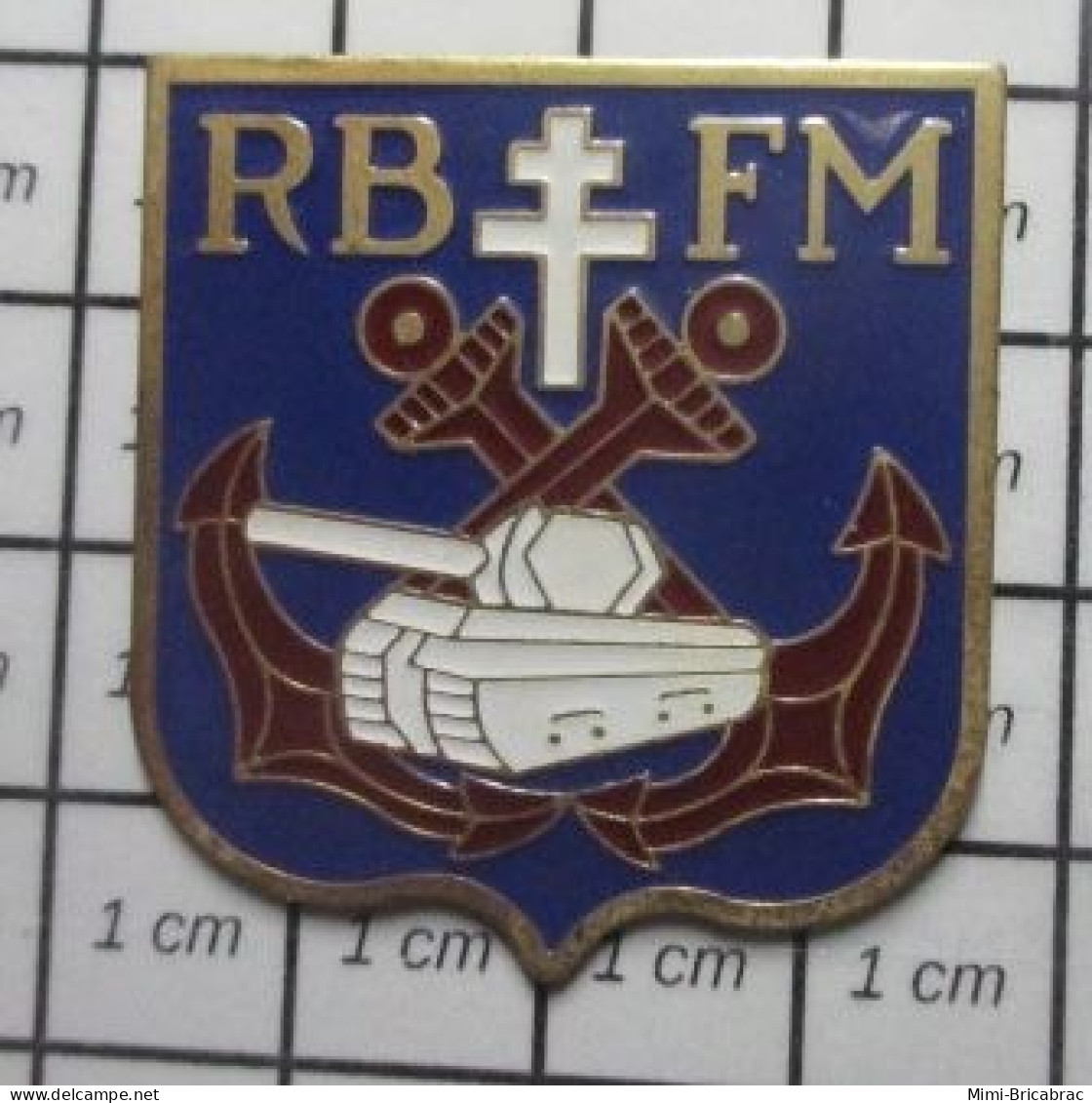 713c Pin's Pins / Beau Et Rare / MILITARIA / RB FM CHAR CROIX DE LORRAINE ANCRES DE MARINE - Militaria