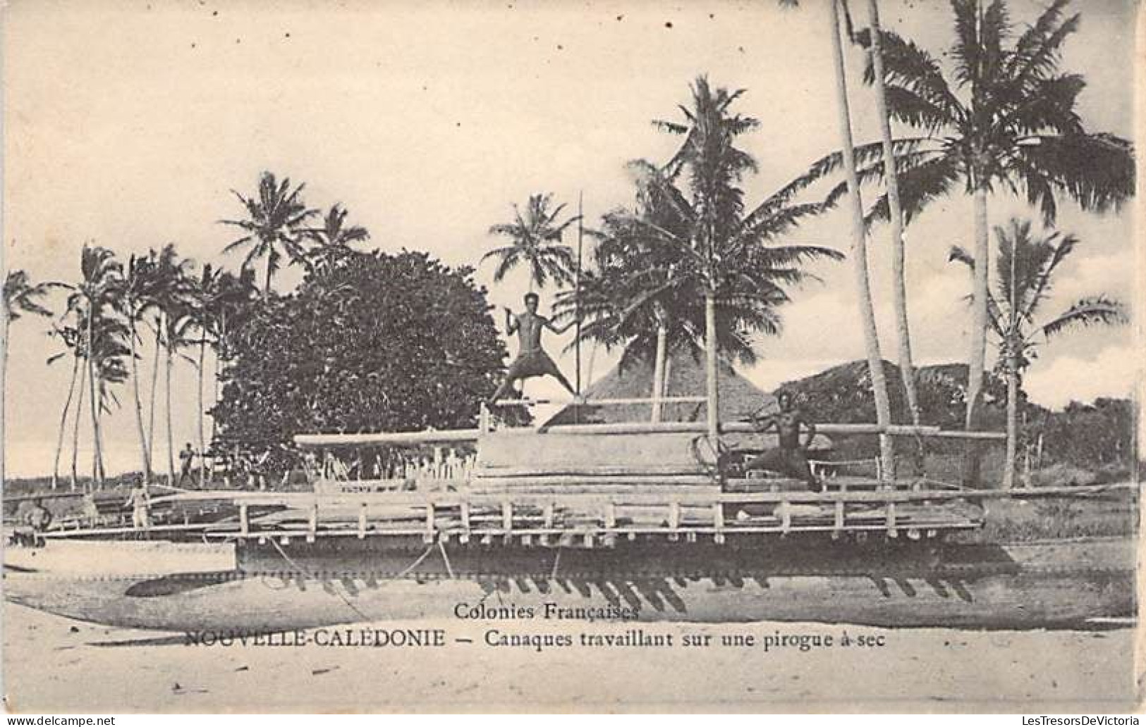 Nouvelle Calédonie - Canaques Travaillant Sur Une Pirogue à Sec  - Carte Postale Ancienne - New Caledonia