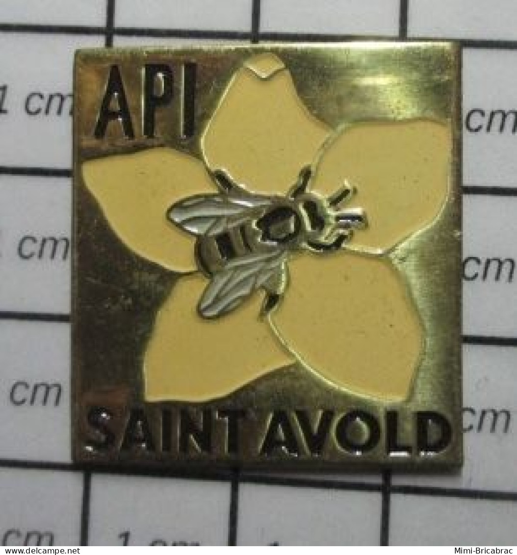 713c Pin's Pins / Beau Et Rare / ANIMAUX / ABEILLE FLEUR JAUNE API ST AVOLD - Animaux