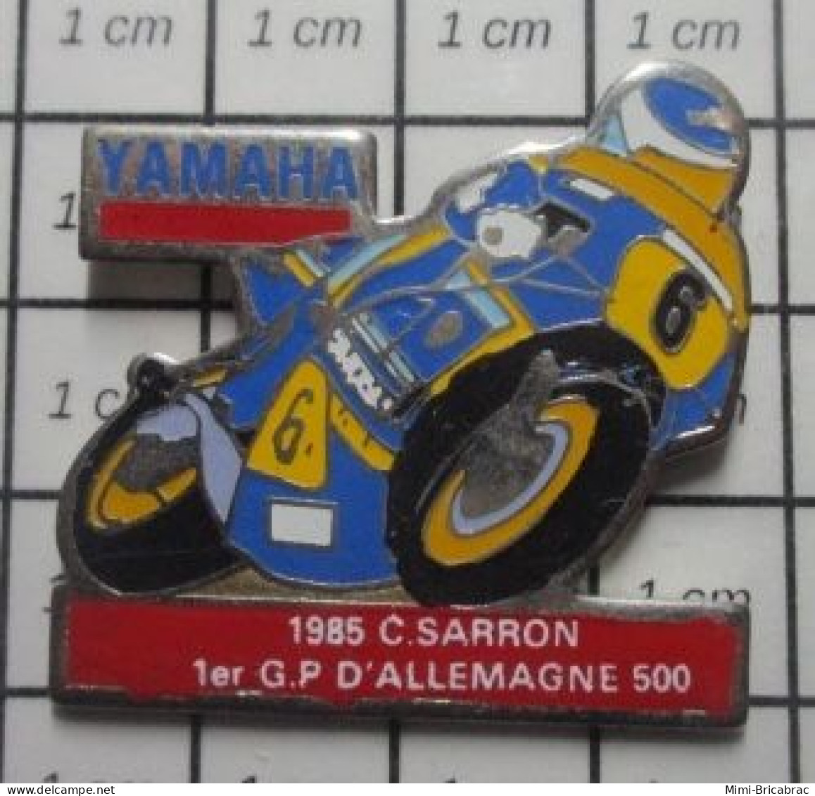 713C Pin's Pins / Beau Et Rare / MOTOS / Très Grand Pin's 1985 CH SARRON Delle ? GP ALLEMAGNE 500 Cc YAMAHA - Motorräder