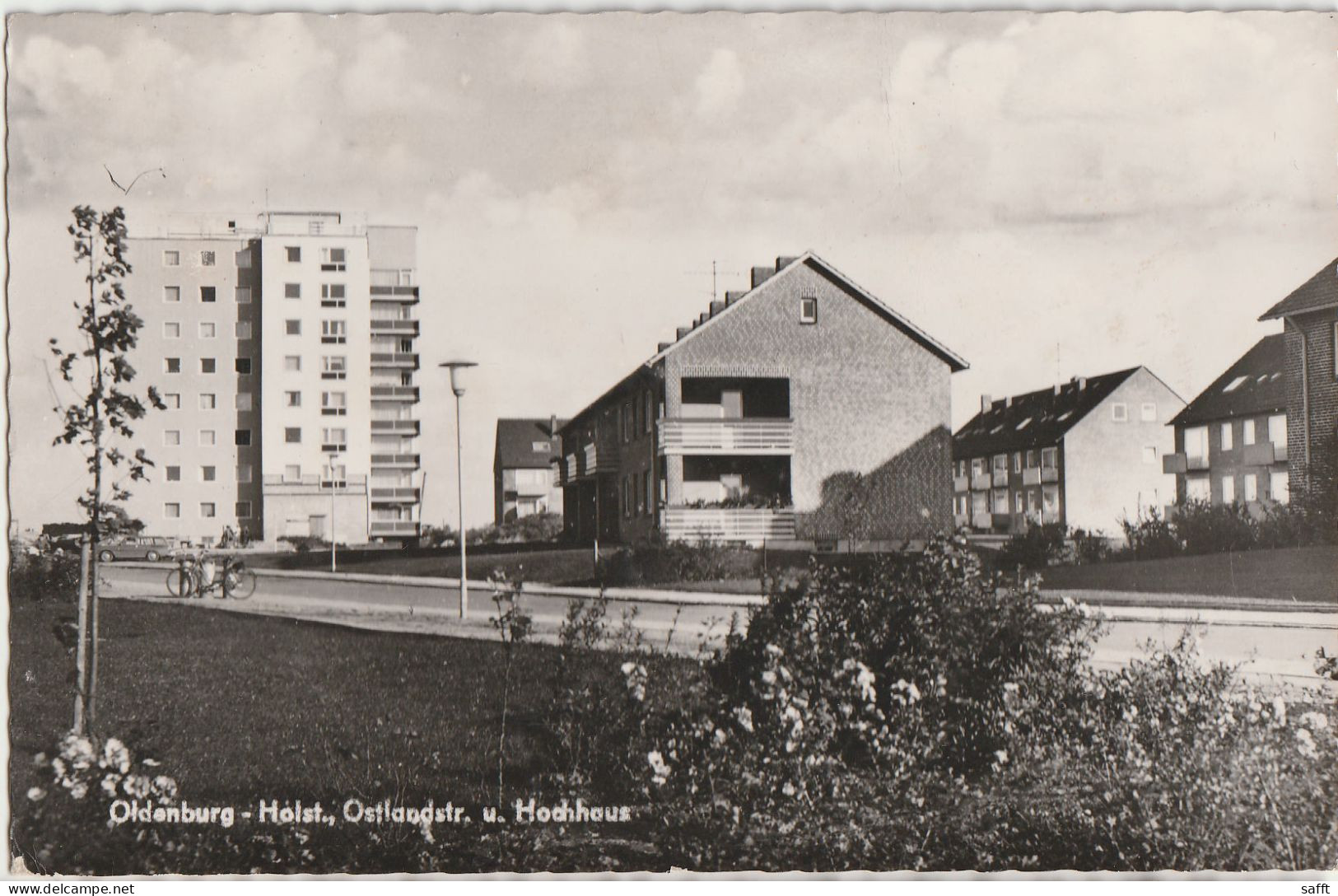 AK Oldenburg/Holstein, Ostlandstraße Und Hochhaus Um 1965 - Oldenburg (Holstein)