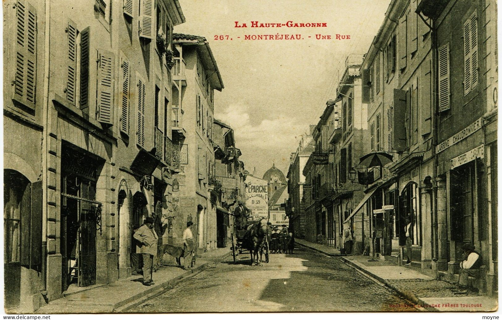 3322 -  Haute Garonne -  MONTREJEAU  :  UNE  RUE -  Mr LARRIVE - CHAUDRONNIER à Droite -   Circulée En 1906 - Montréjeau