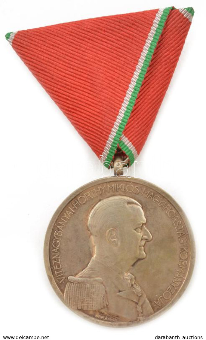 1939-1945. "Magyar Nagy Ezüst Vitézségi Érem" Ezüstözött Bronz Kitüntetés, Peremen "BRONZ" Fémjel, Eredeti Mellszalagon. - Zonder Classificatie