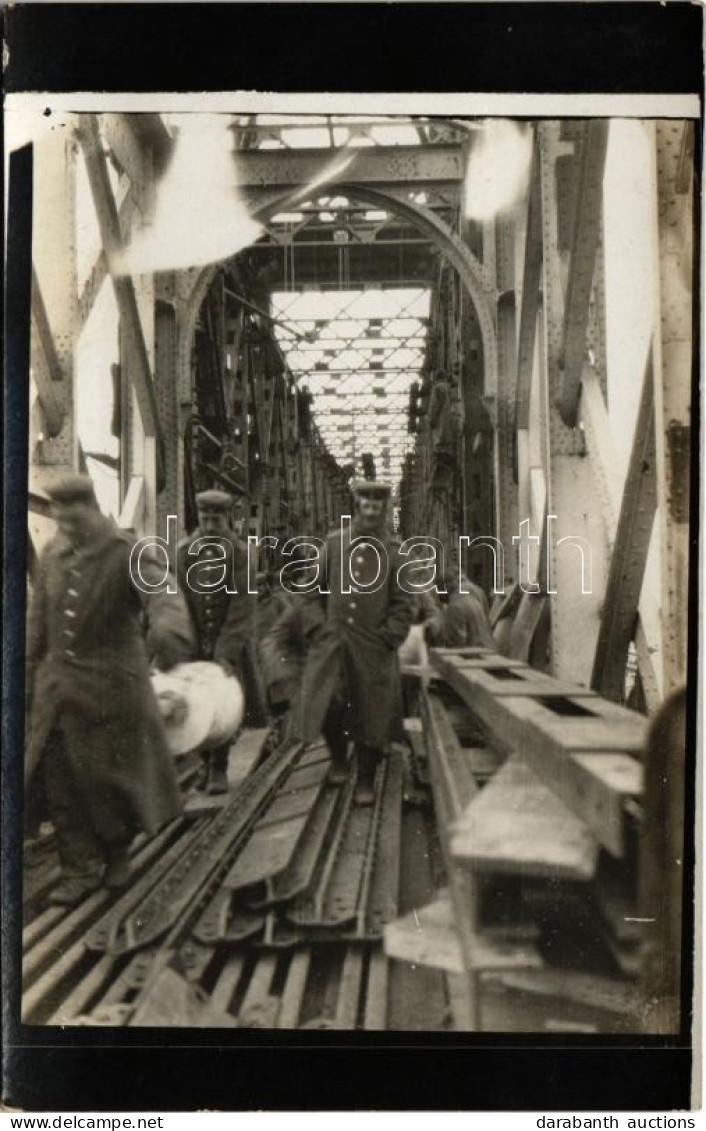 ** T2/T3 Német Katonák Hídépítés Közben / WWI German Military, Soldiers Building A Bridge. Photo - Ohne Zuordnung