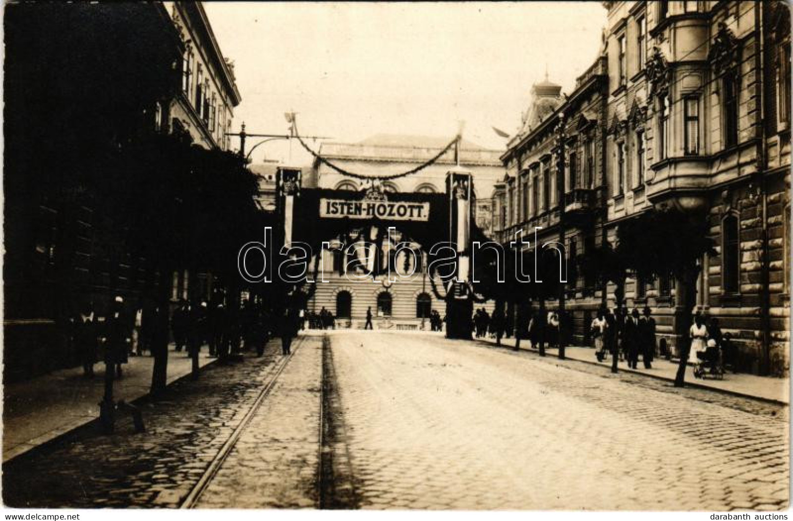 ** T2 Bevonulás, Díszkapu Magyar Zászlókkal, Címerrel és "Isten Hozott" Felirattal / Entry Of The Hungarian Troops, Gate - Non Classés