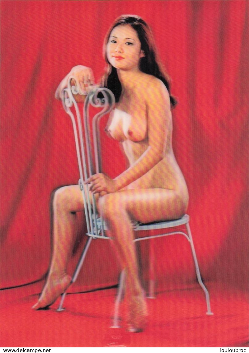 VISUEL ET ARRIERE PLAN FEMME ASIATIQUE NUE  ASTRIDE A CHAIR - Pin-Ups