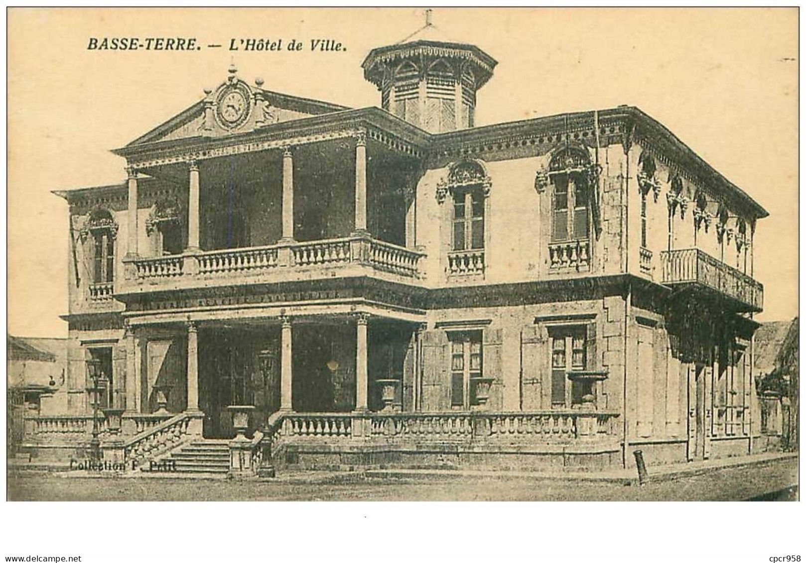 GUADELOUPE.n°19543.BASSE TERRE.L'HOTEL DE VILLE.TROU.VOIR ETAT - Basse Terre