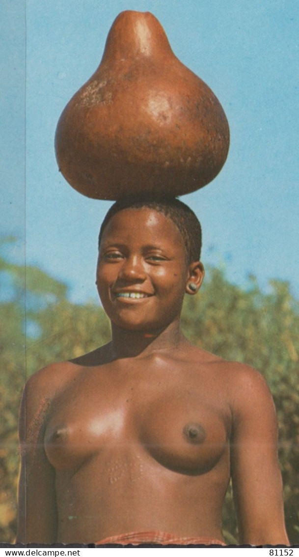 CPSM  De   KENYA  Jeune Fille Giriama   Aux Seins Nus Avec Sa Cruche à Eau   Non écrite - Kenya