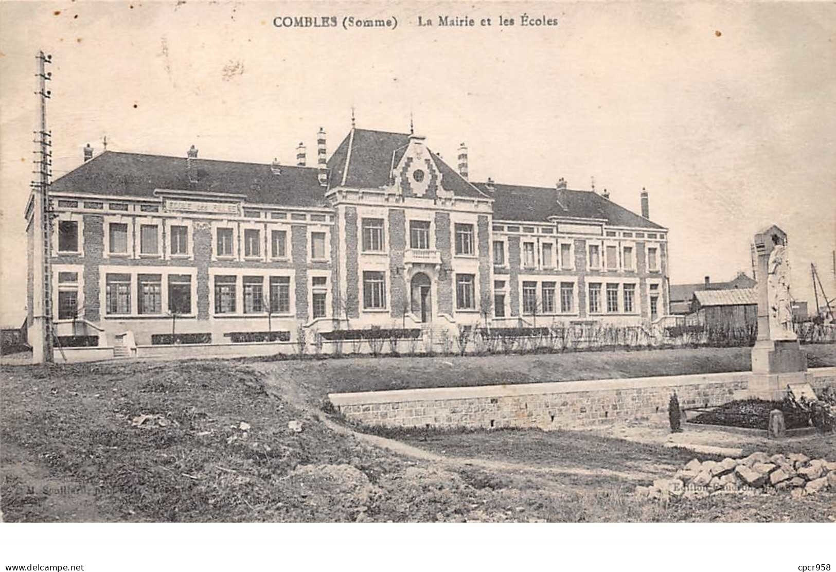 80    .    N° 203536    .      COMBLES       .LA MAIRIE ET LES ECOLES - Combles