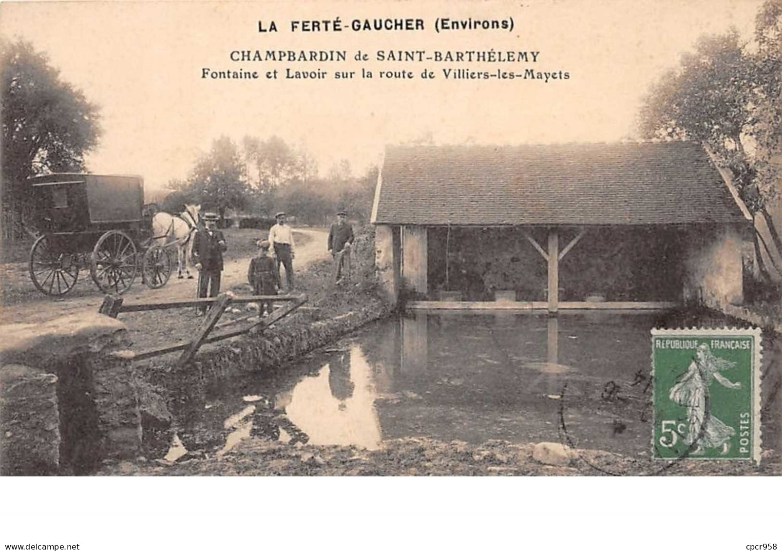 77 . N° 100312 . La Ferté Gaucher . Fontaine Et Lavoir Sur La Route De Villiers Les Mayets - La Ferte Gaucher