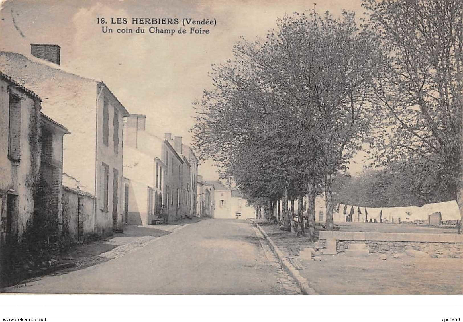 85.n°59444.les Herbiers.un Coin Du Champ De Foire - Les Herbiers