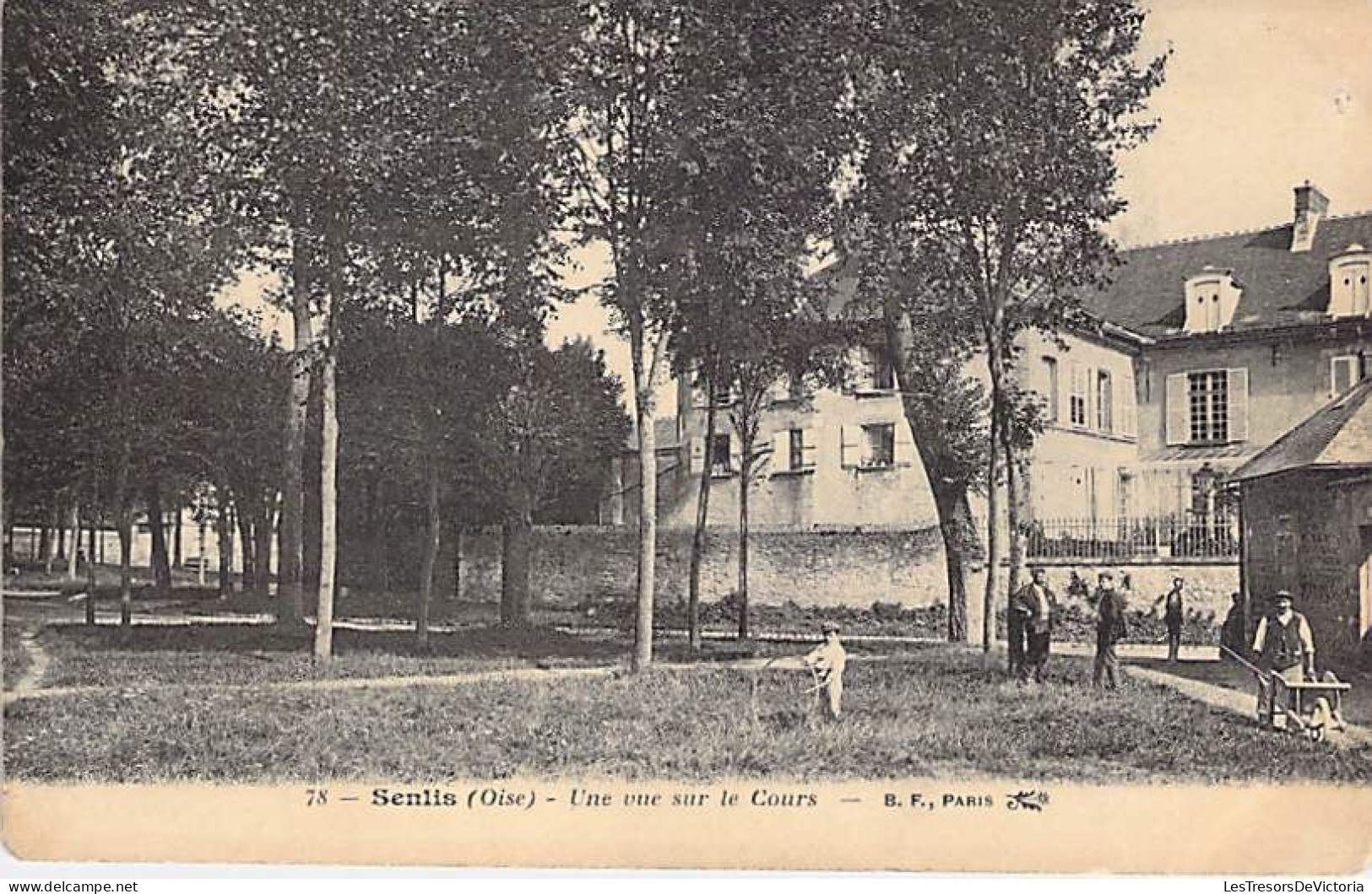 France - Senlis - Une Vue Sur Le Cours - Animé - Jeu Du Cerceau -  Carte Postale Ancienne - Senlis