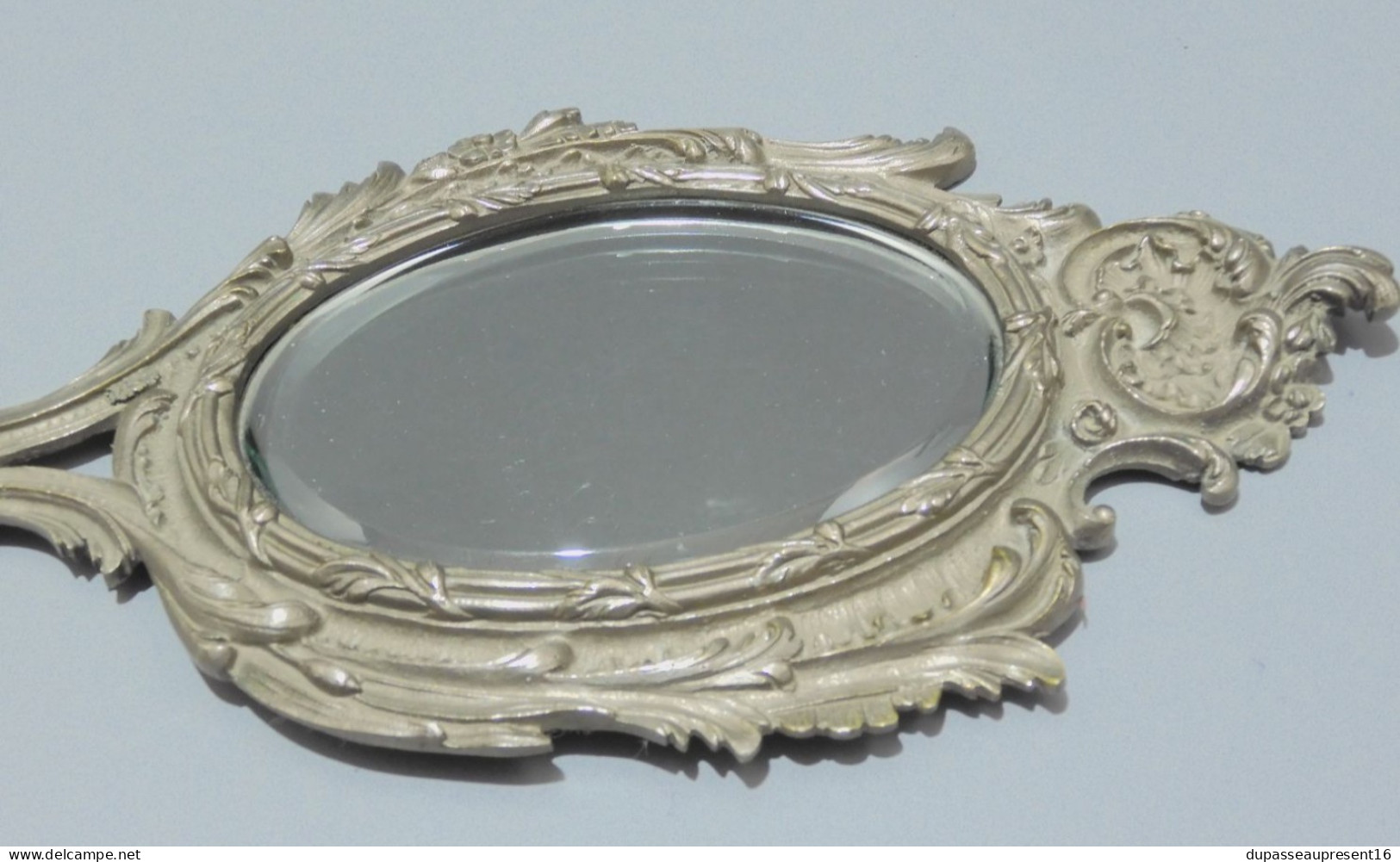 -JOLI ANCIEN MIROIR FACE A MAIN STYLE LOUIS XV ROCAILLE Bronze Argenté    E - Spiegels