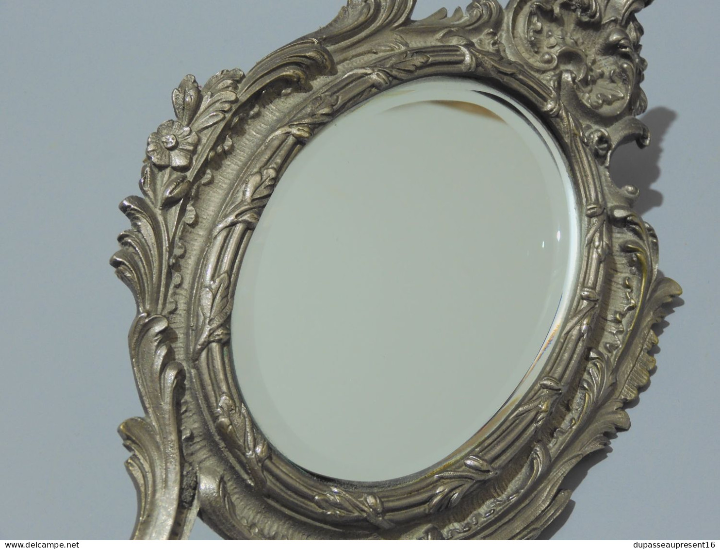 -JOLI ANCIEN MIROIR FACE A MAIN STYLE LOUIS XV ROCAILLE Bronze Argenté    E - Mirrors