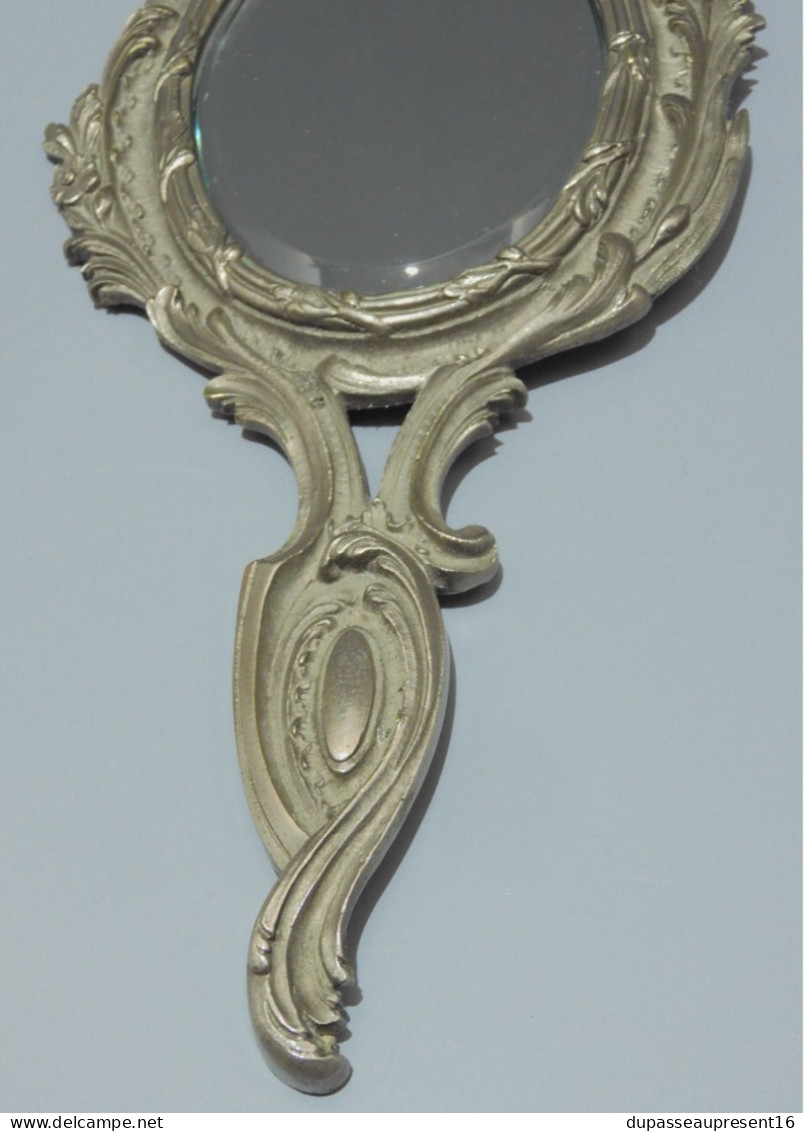 -JOLI ANCIEN MIROIR FACE A MAIN STYLE LOUIS XV ROCAILLE Bronze Argenté    E - Spiegel