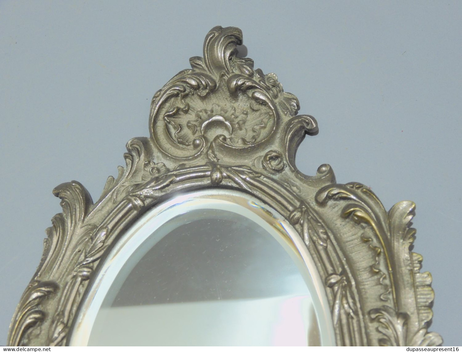 -JOLI ANCIEN MIROIR FACE A MAIN STYLE LOUIS XV ROCAILLE Bronze Argenté    E