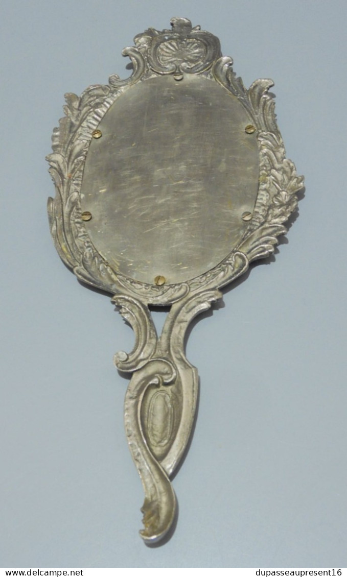 -JOLI ANCIEN MIROIR FACE A MAIN STYLE LOUIS XV ROCAILLE Bronze Argenté    E