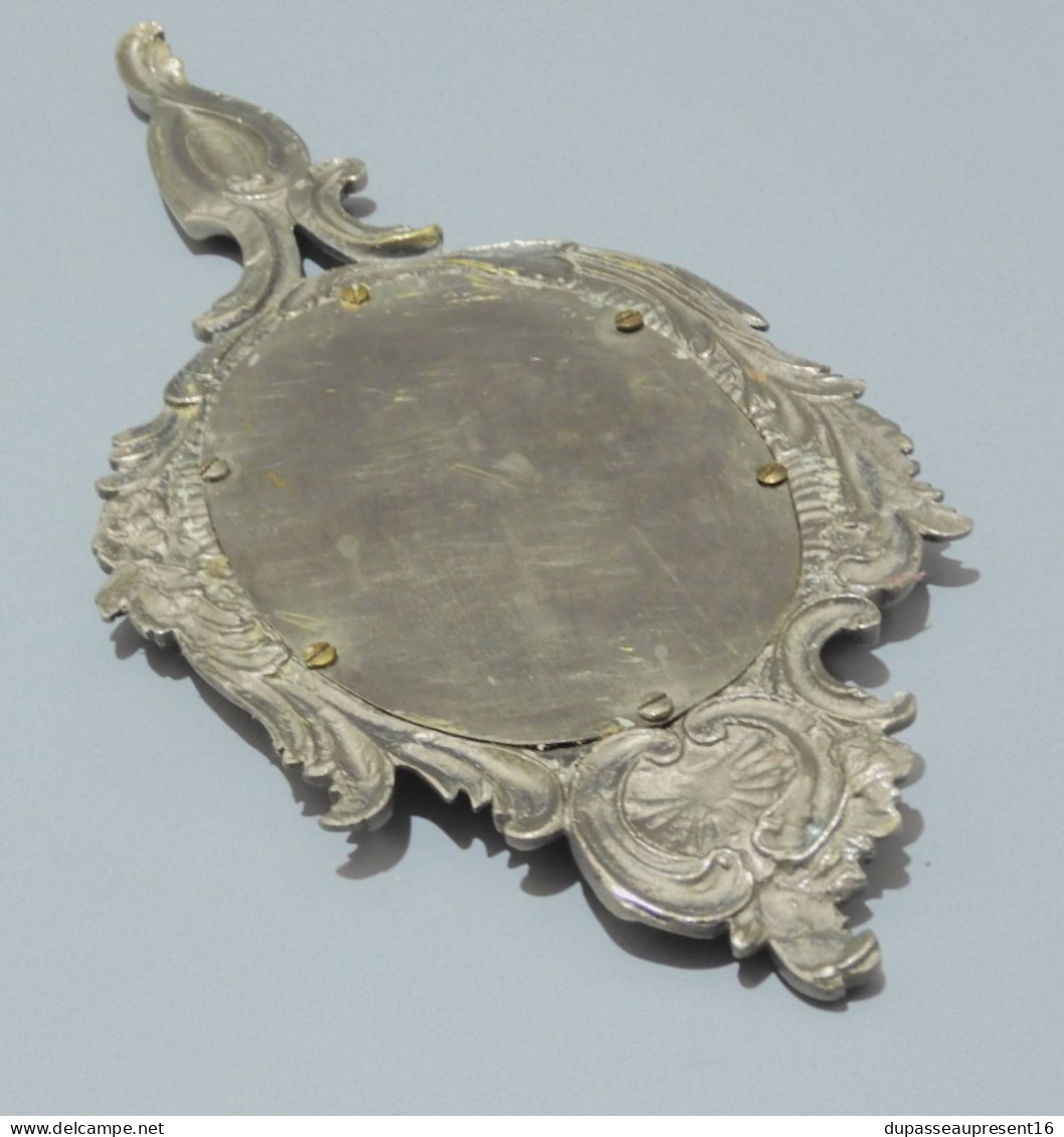 -JOLI ANCIEN MIROIR FACE A MAIN STYLE LOUIS XV ROCAILLE Bronze Argenté    E