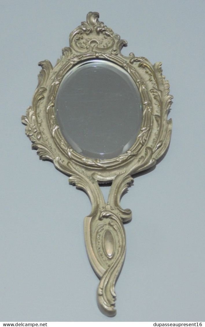 -JOLI ANCIEN MIROIR FACE A MAIN STYLE LOUIS XV ROCAILLE Bronze Argenté    E