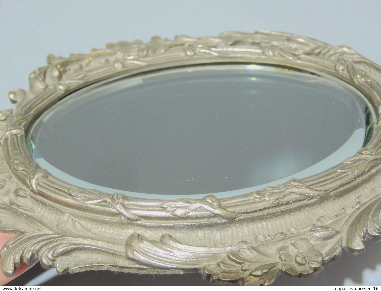 -JOLI ANCIEN MIROIR FACE A MAIN STYLE LOUIS XV ROCAILLE Bronze Argenté    E