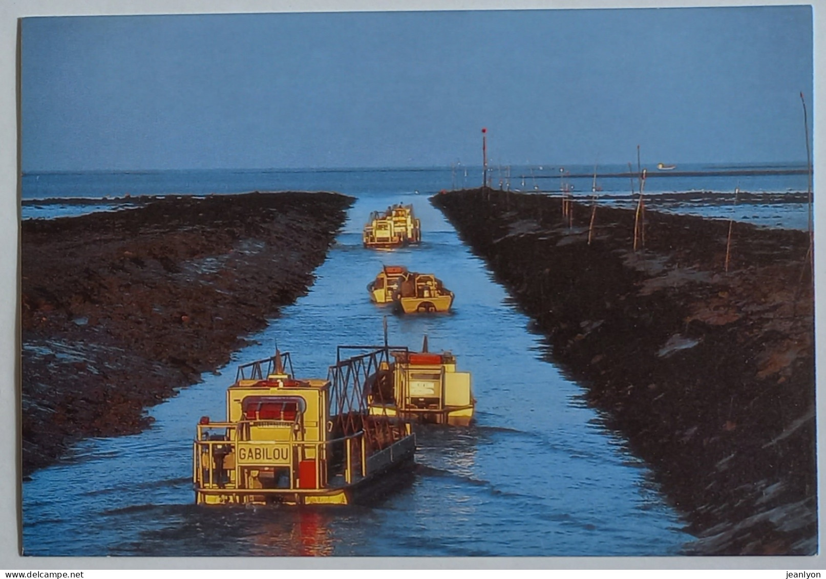 HUITRE / OSTREICULTURE VENDEE ATLANTIQUE - Bateau / Départ Ostréiculteurs Vers Parcs à Huitres - Carte Publicitaire - Pêche