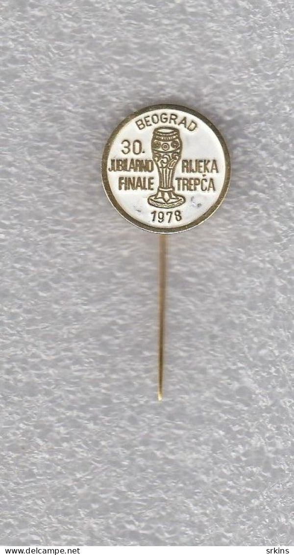 Pin Badge Yugoslavian Football Cup Final 1978 NK FC Rijeka Vs FK Trepca Kosovska Mitrovica Football Club Yugoslavia - Fútbol