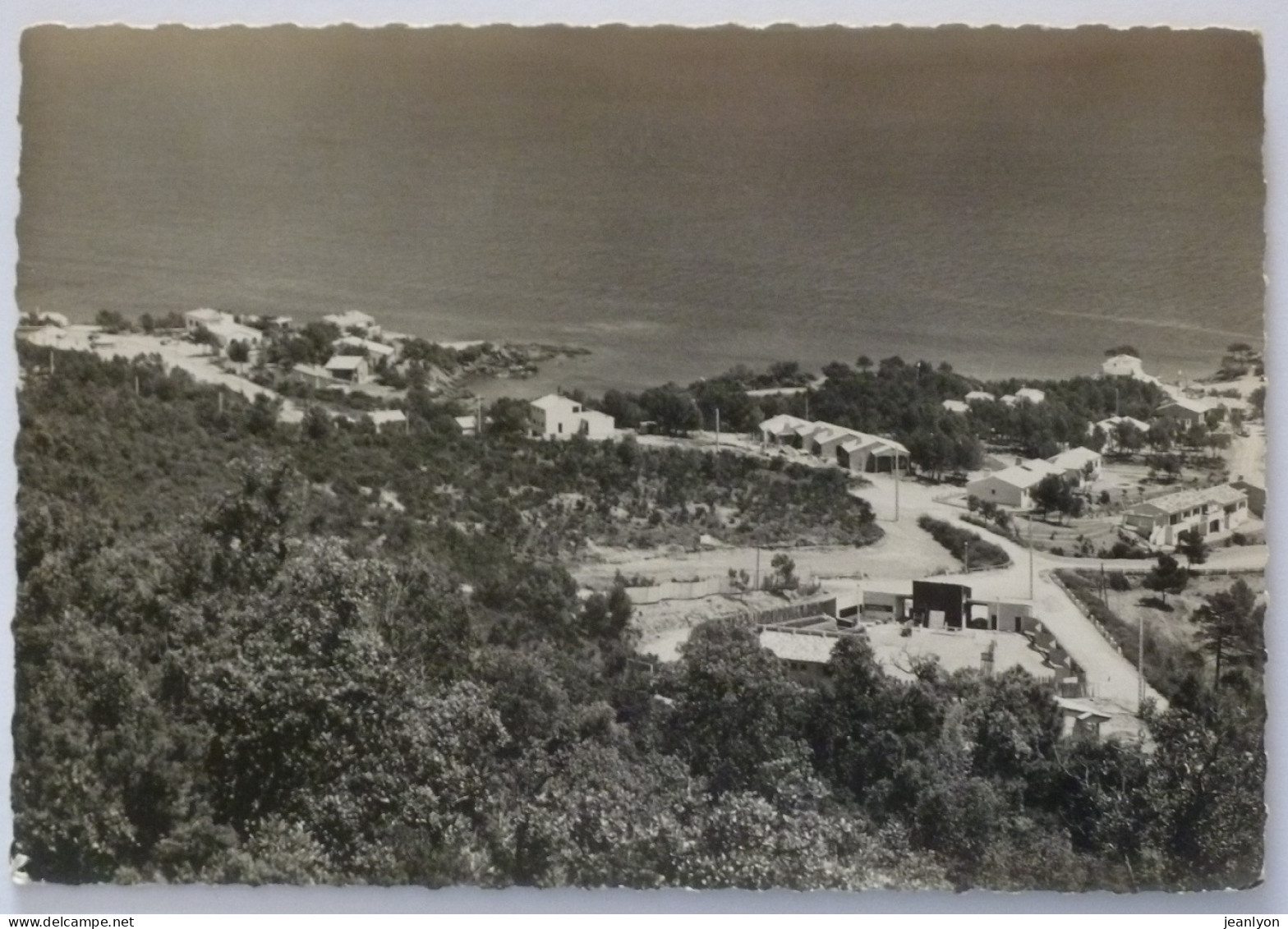 LES ISSAMBRES (83/Var) - Vue Sur Le Village Provençal Et La Mer - Les Issambres