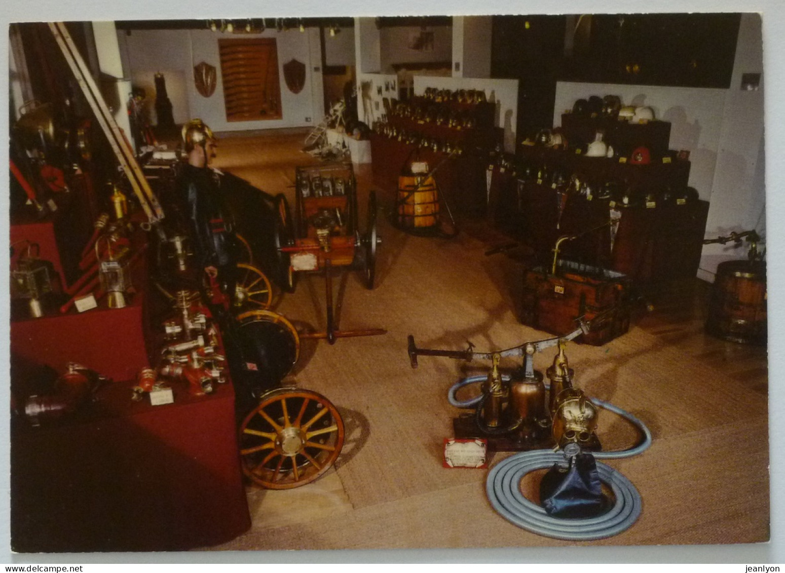 POMPIERS - Casques Français Et étrangers - Matériel Réanimation Et Respiration - Musée Sapeurs Pompiers Lyon - Brandweer