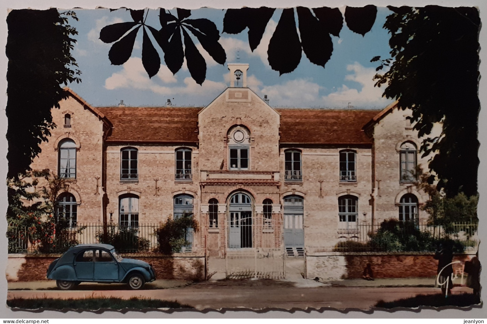 ROZAY EN BRIE (77 Seine Et Marne) - Ecole De Garçons / Voiture CITROEN 2CV ?  - Rozay En Brie