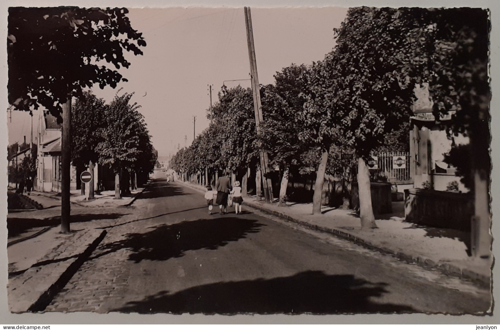 DOMONT (95 Val D'Oise) - Avenue Jean Jaurès - Enseigne MARTINI - Passant Et Enfant Dans L'avenue - Domont