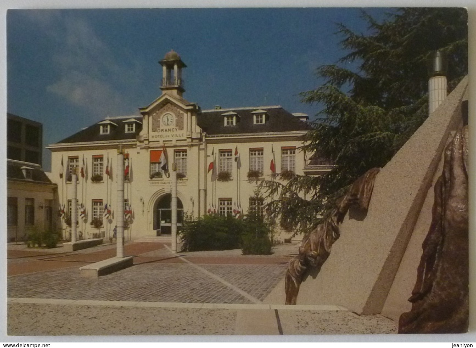 DRANCY (93/Seine Saint Denis) - Hotel De Ville - Place / Drapeau Tricolore Devant La Façade - Drancy