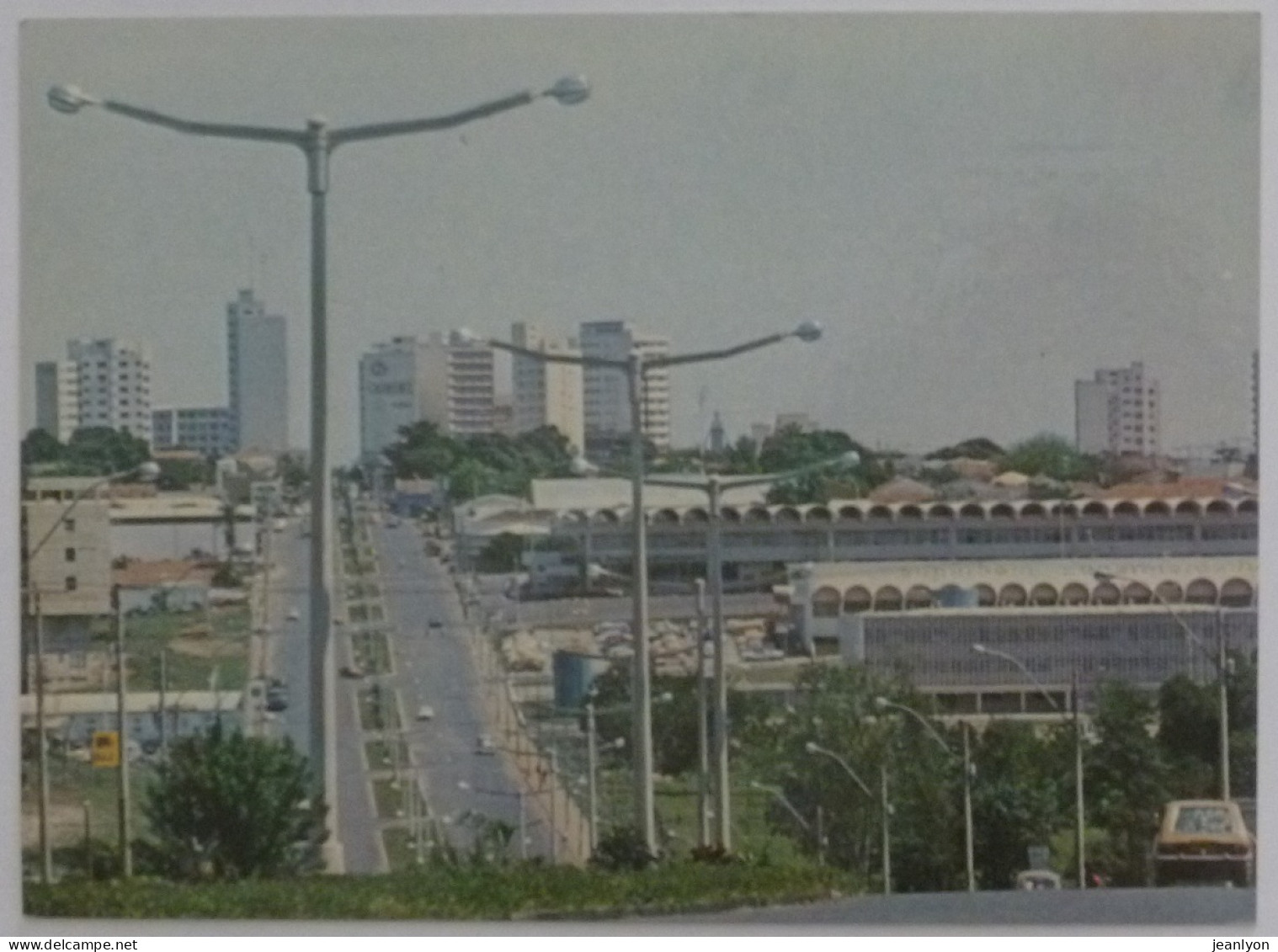 ARACATUBA - SAO PAULO (BRESIL) - Avenida Brasilia / Réverbères - São Paulo