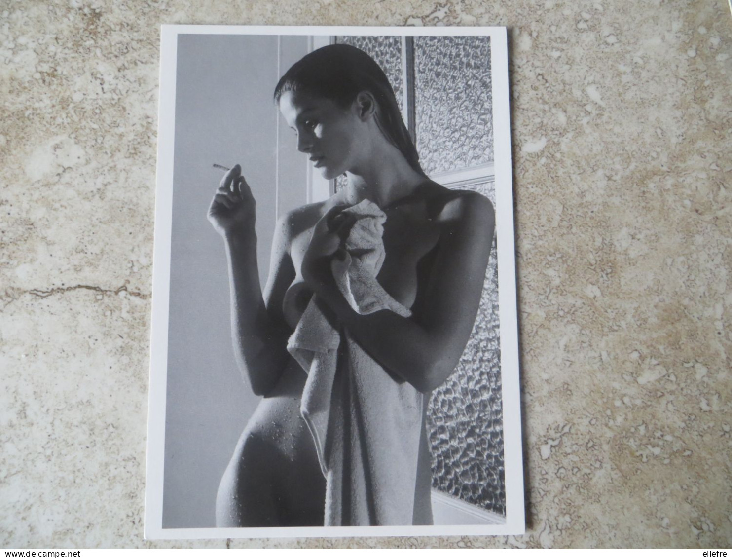 CPM Pin Up Photo Artistique D' Alain Daussin 1989 - Jeune Femme Nue Et Pensive Fumant Une Cigarette - Pin-Ups