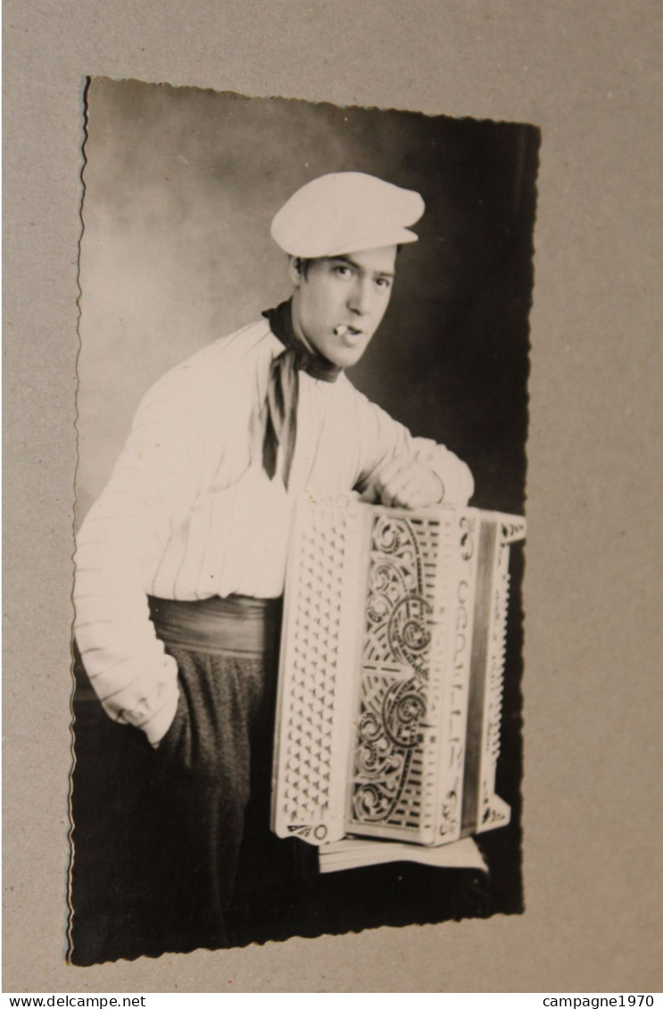 CPA PHOTO - MUSICIEN AVEC SON ACCORDEON ( ARTISTE A IDENTIFIER ) - VERS 1950 - Musica E Musicisti