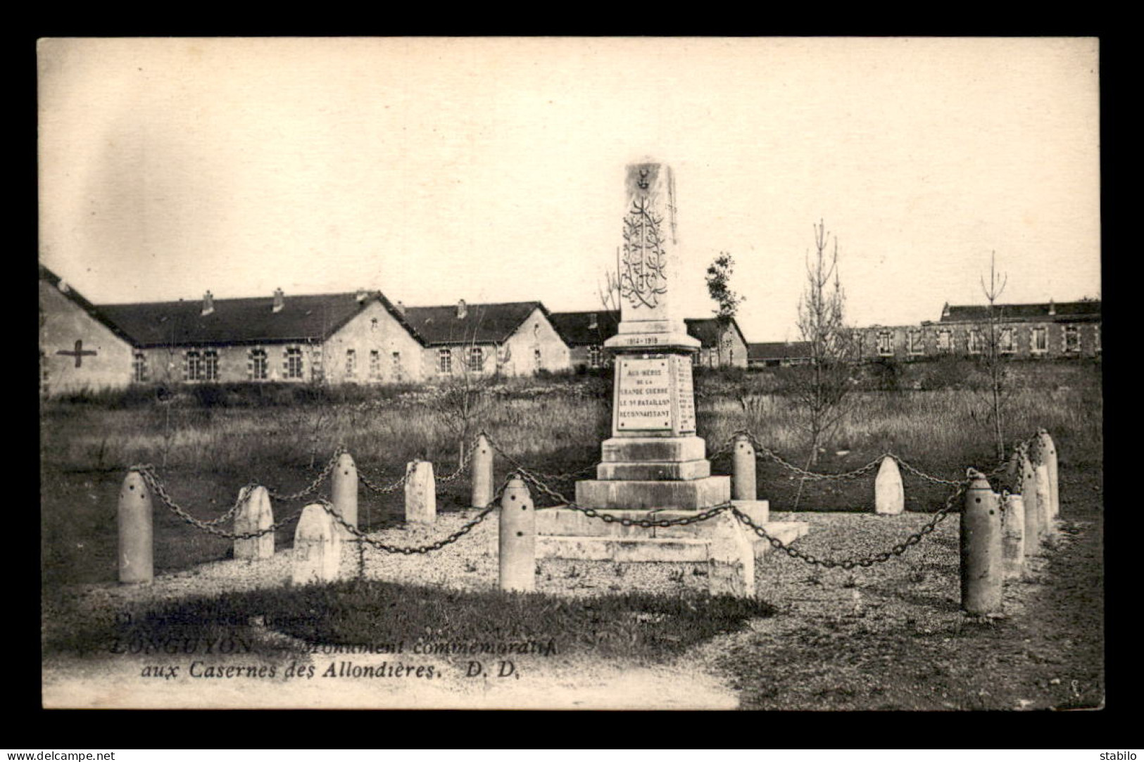 54 - LONGUYON - MONUMENT COMMEMORATIF AUX CASERNES DES ALLONDIERES - Longuyon