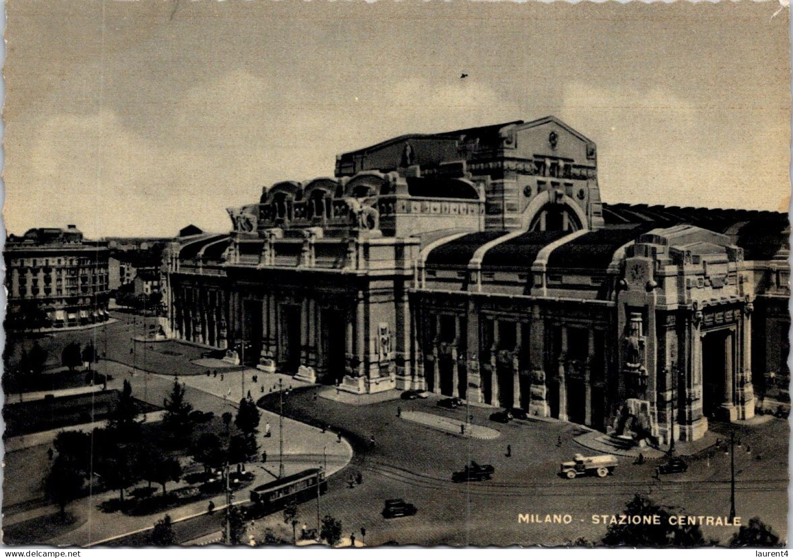 12-4-2024 (1 Z 41) Italy (b/w - Very Old) Milano Railway Station - Gares - Sans Trains