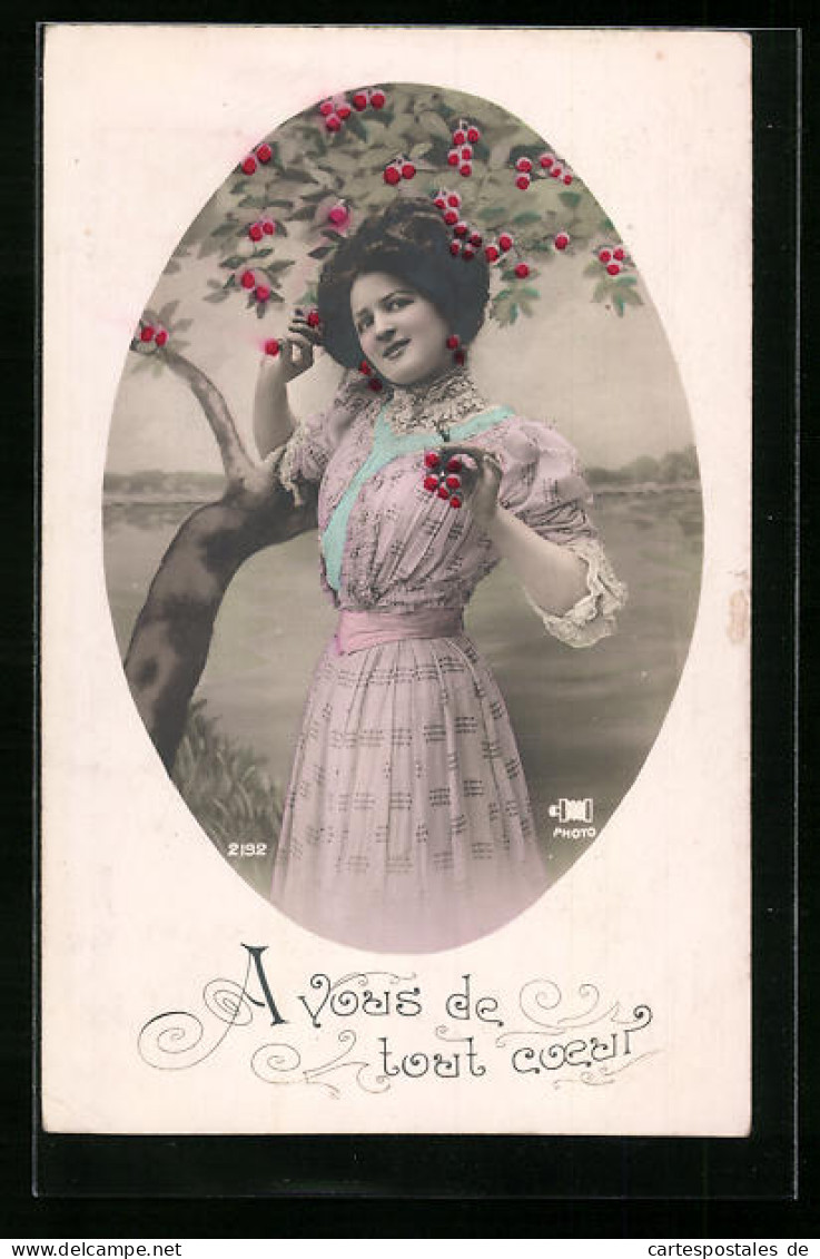 AK Junge Frau Im Rosafarbenen Kleid Pflückt Kirschen  - Mode