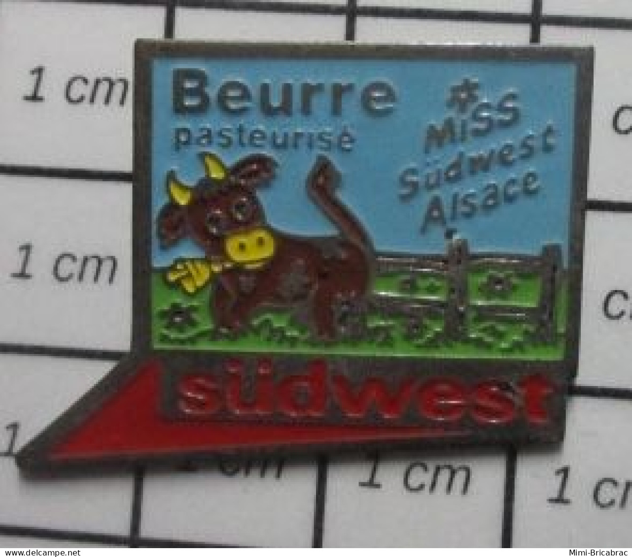 713c Pin's Pins / Beau Et Rare / ANIMAUX / VACHE MISS SÜDWEST (en Allemand ?) ALSACE BEURRE PASTEURISE - Animals