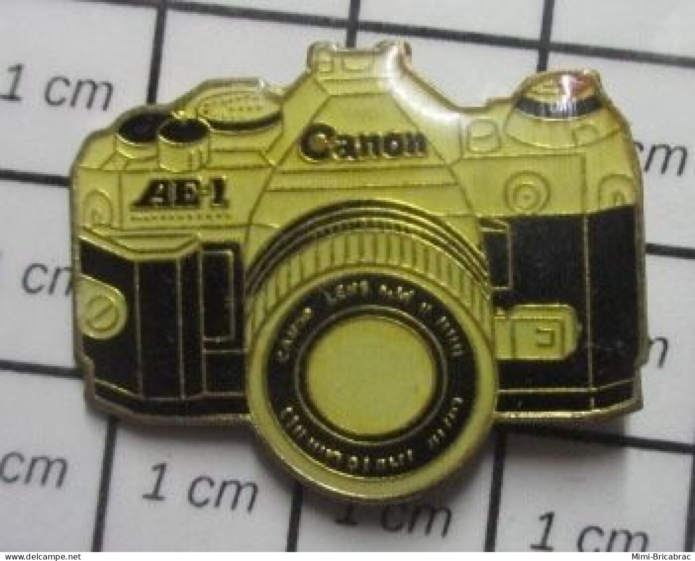 713c Pin's Pins / Beau Et Rare / PHOTOGRAPHIE / APPAREIL PHOTO ARGENTIQUE AE-1 - Photography