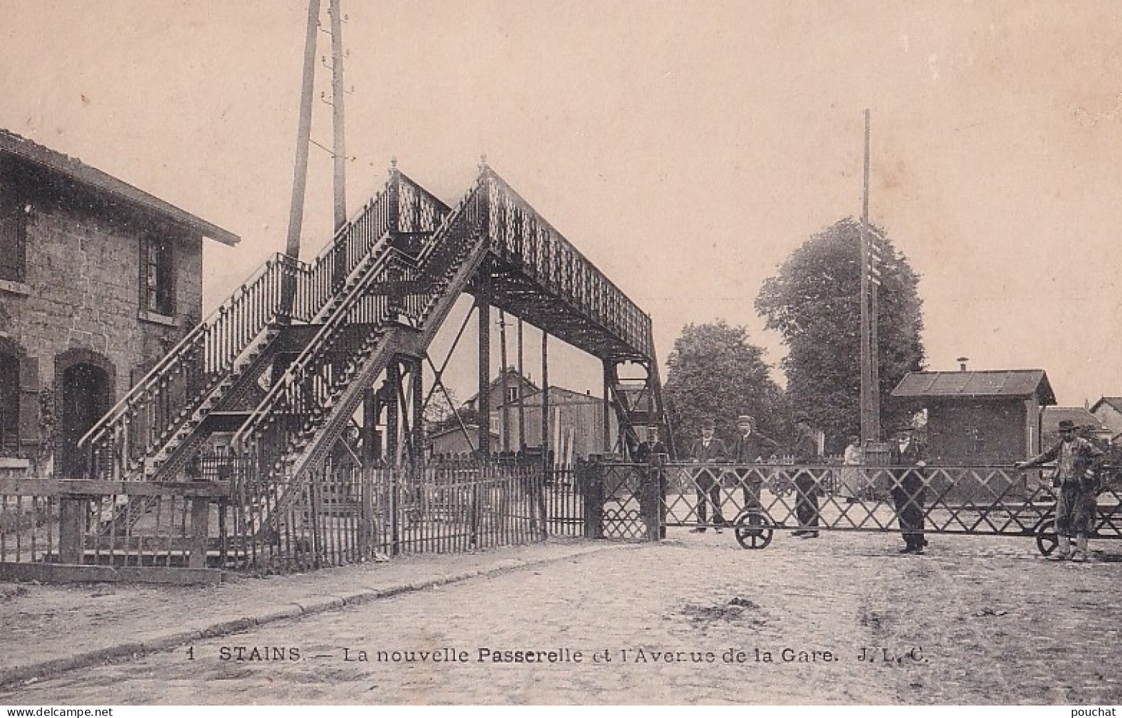 C4-93) STAINS - LA NOUVELLE PASSERELLE ET L'AVENUE DE LA GARE -  ANIMEE - ( 2 SCANS ) - Stains