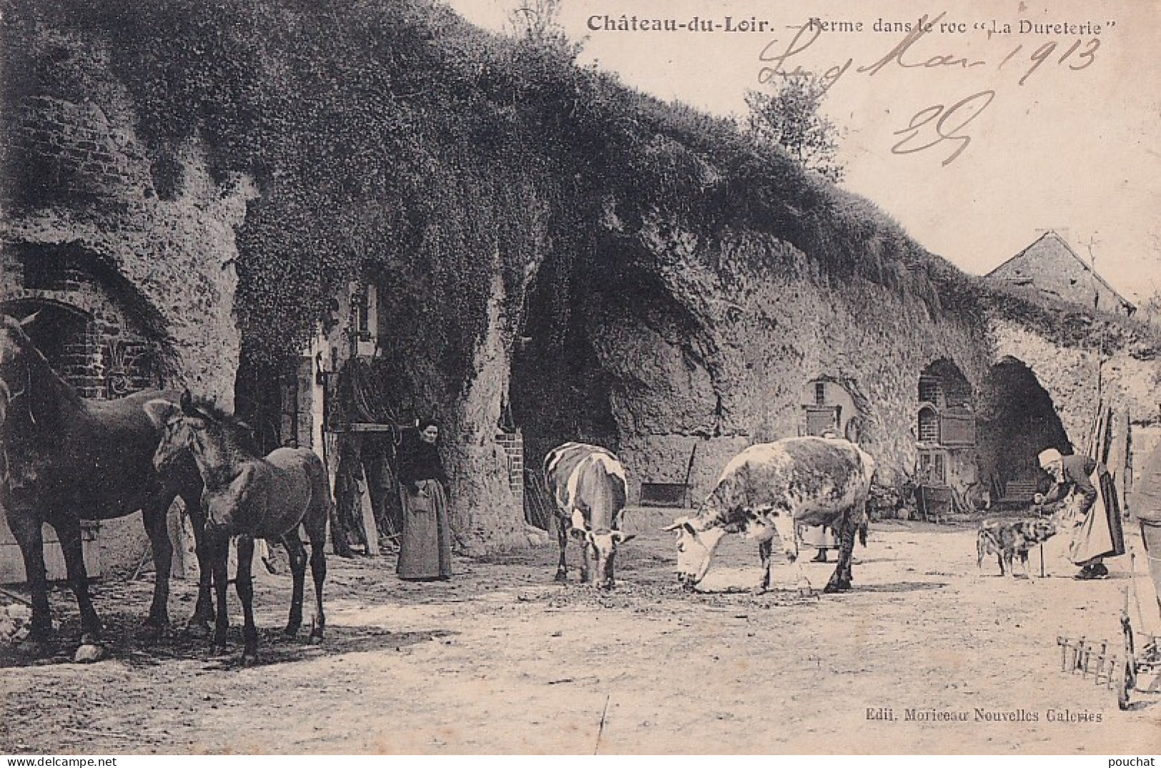 72) CHATEAU DU LOIR - SARTHE - FERME DANS LE ROC " LA DURETERIE " - ANIMEE - VACHES - CHEVAUX - PAYSANS - ( 2 SCANS ) - Chateau Du Loir