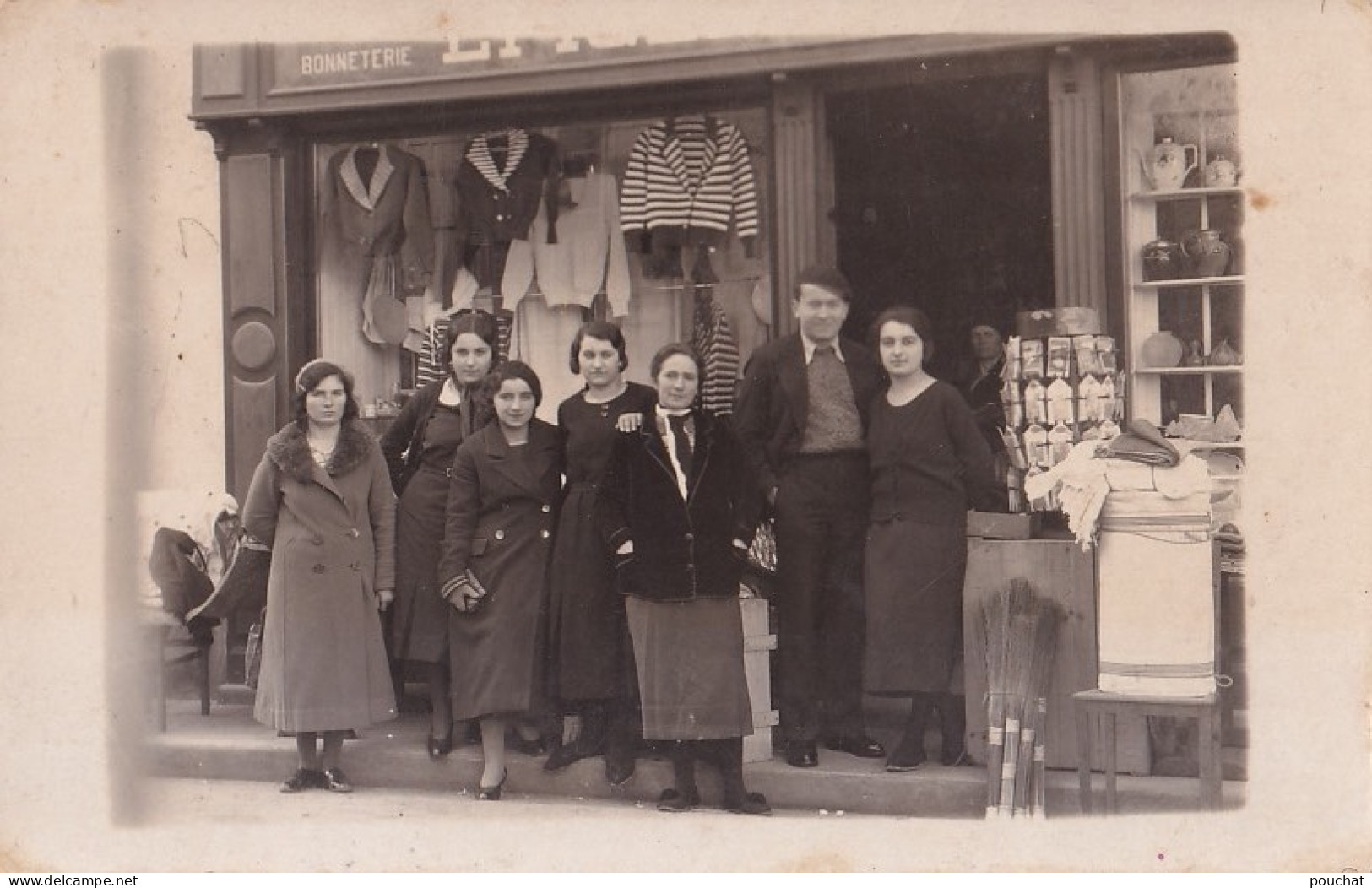 C17-40) GABARRET - CARTE PHOTO - DEVANTURE DE L ' EPICERIE DUBROCA - MERCERIE - BONNETERIE - RUE DE LA POSTE - 3 SCANS - Gabarret